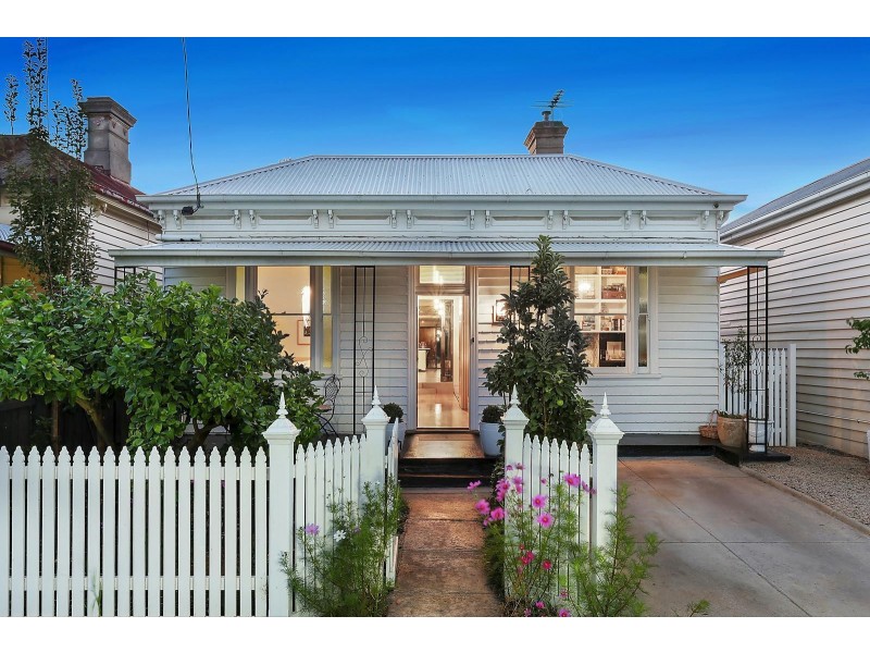 16 Pentland Parade, Seddon VIC 3011