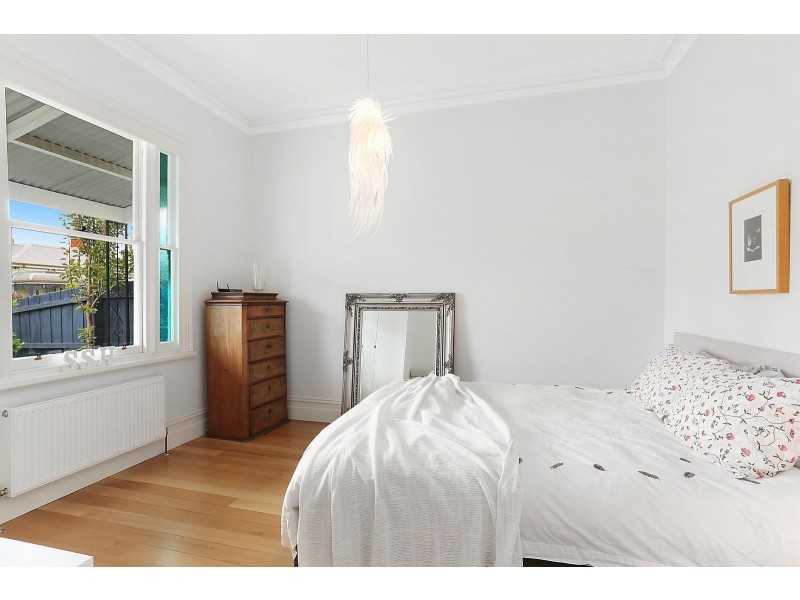 16 Pentland Parade, Seddon VIC 3011