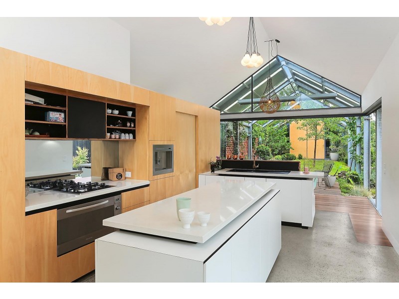 16 Pentland Parade, Seddon VIC 3011