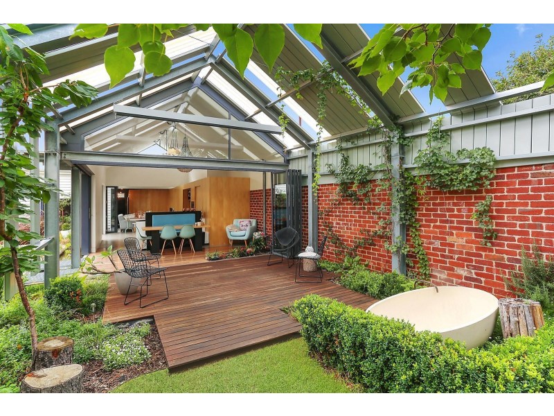 16 Pentland Parade, Seddon VIC 3011