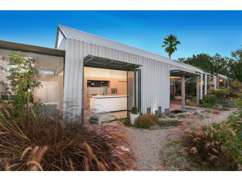 16 Pentland Parade, Seddon VIC 3011