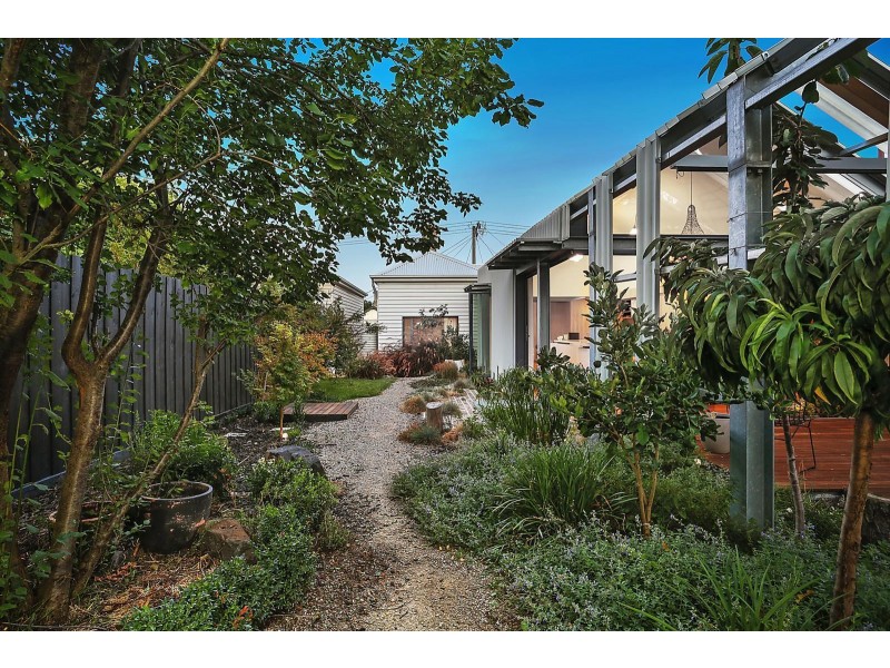 16 Pentland Parade, Seddon VIC 3011