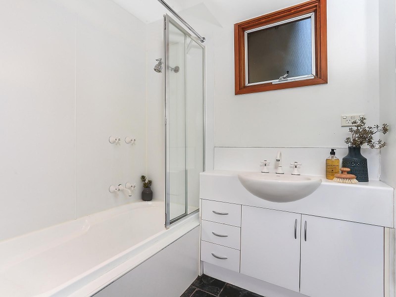 1/4 Chapman Street, Seddon VIC 3011