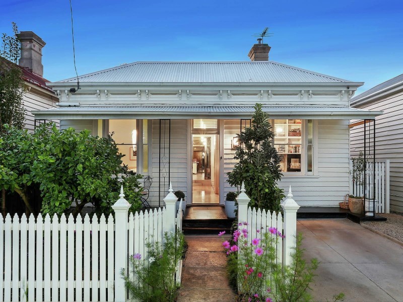 16 Pentland Parade, Seddon VIC 3011