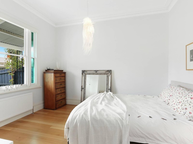 16 Pentland Parade, Seddon VIC 3011