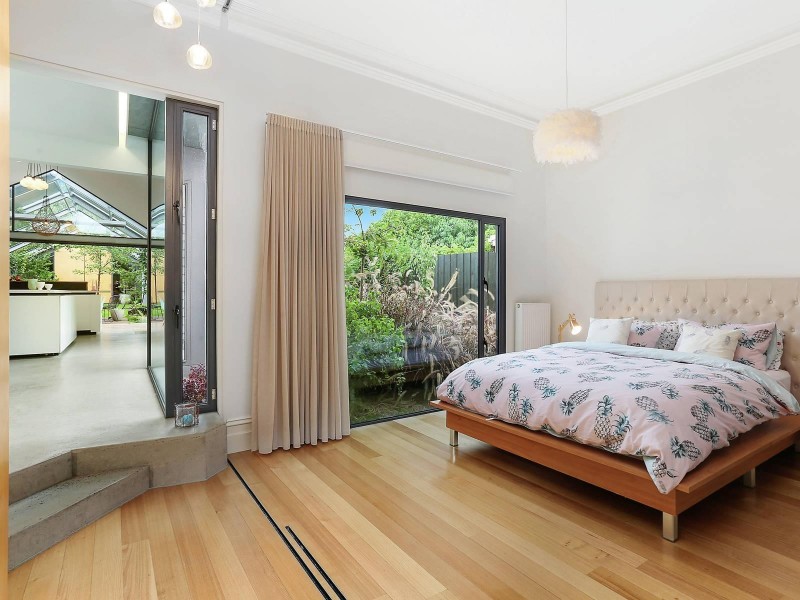 16 Pentland Parade, Seddon VIC 3011