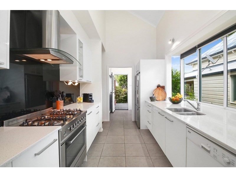 7 The Drive, Bardon QLD 4065