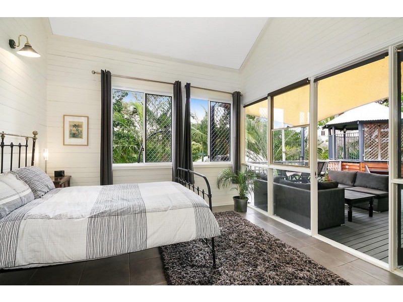 7 The Drive, Bardon QLD 4065