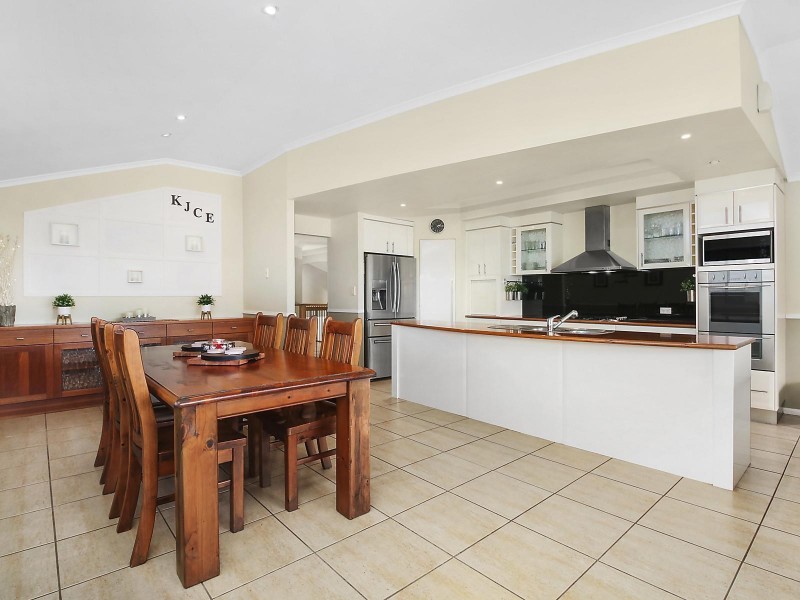 11 Lowe Circuit, Redland Bay QLD 4165