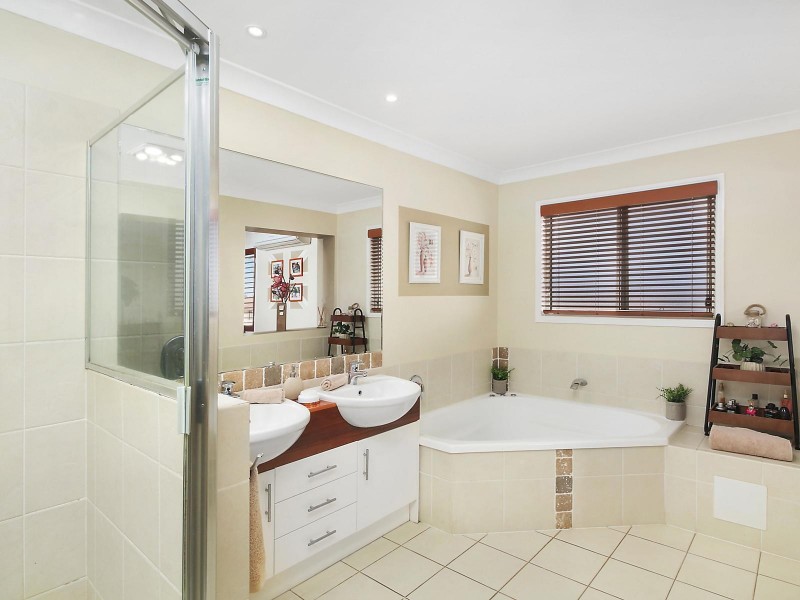 11 Lowe Circuit, Redland Bay QLD 4165