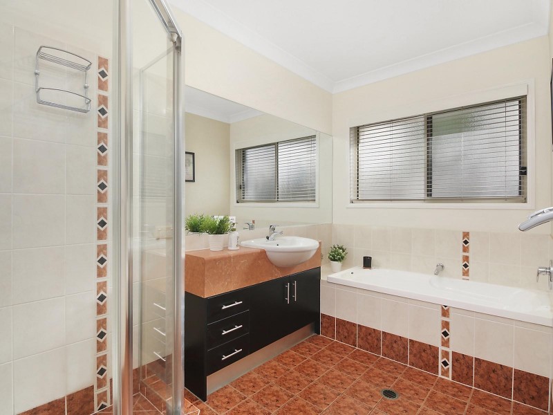 11 Lowe Circuit, Redland Bay QLD 4165