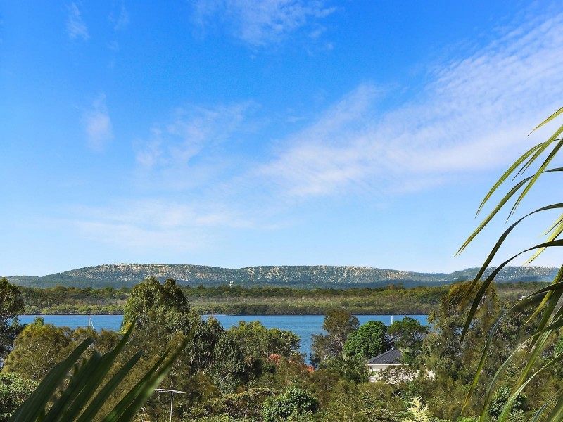11 Lowe Circuit, Redland Bay QLD 4165