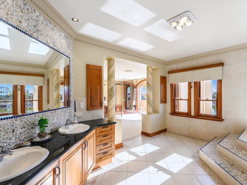 24 Cayman Crescent, Raby Bay QLD 4163