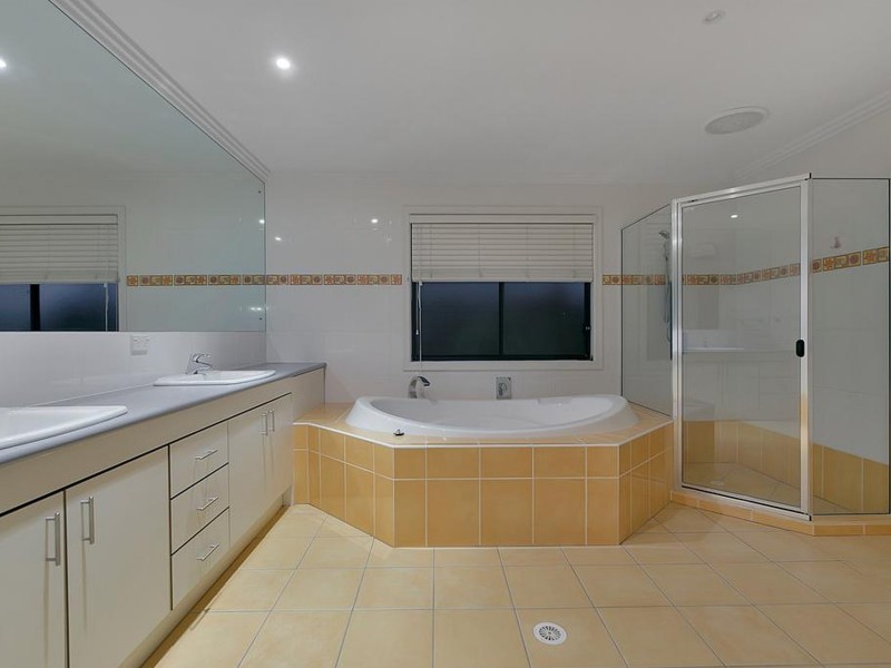 13 Grasmere Place, Carindale QLD 4152