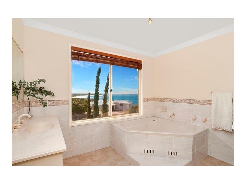 12 Seacliff Place, Caves Beach NSW 2281