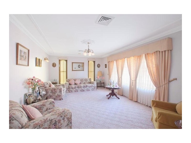 8 Edinburgh Close, Valentine NSW 2280