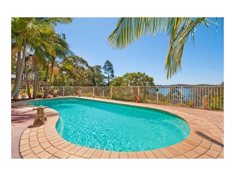 17 Ealing Crescent, Fishing Point NSW 2283