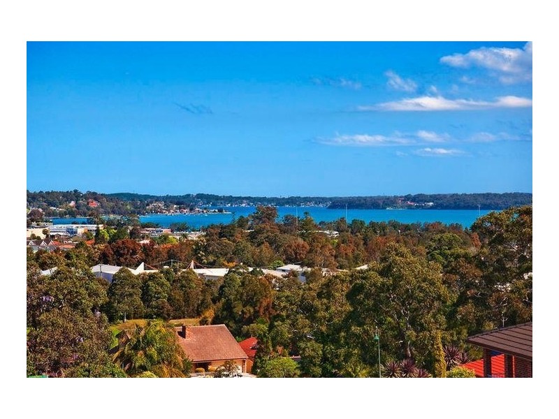 16 Kentmere Drive, Lakelands NSW 2282