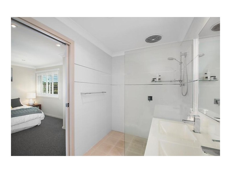 9 Middle Street, Caves Beach NSW 2281