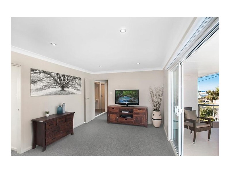 9 Middle Street, Caves Beach NSW 2281
