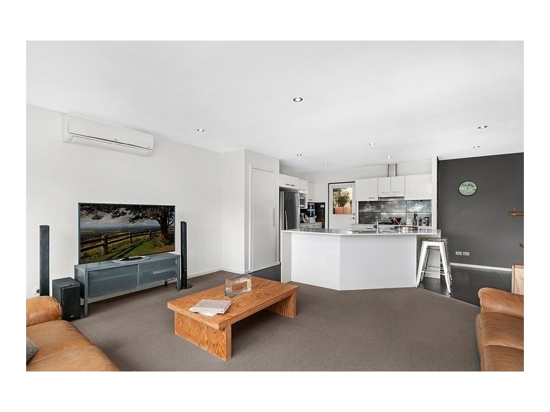 4 Harcourt Parade, Macquarie Hills NSW 2285