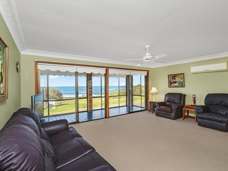 134 Caves Beach Road, Caves Beach NSW 2281