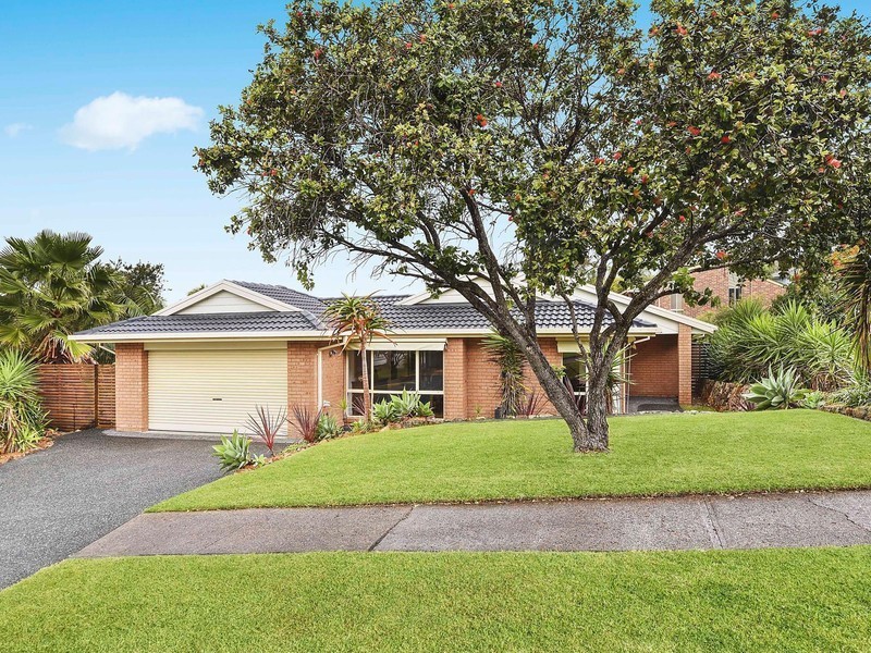 11 Cinnabar Close, Caves Beach NSW 2281