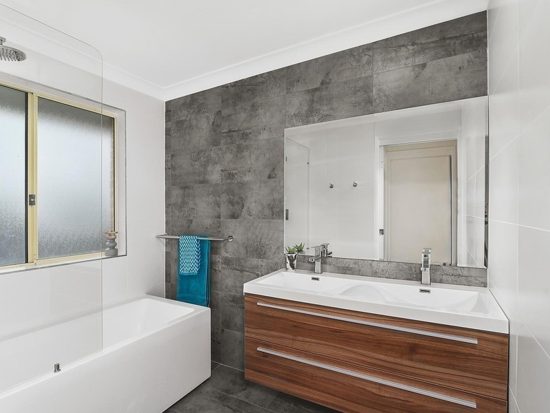 11 Cinnabar Close, Caves Beach NSW 2281