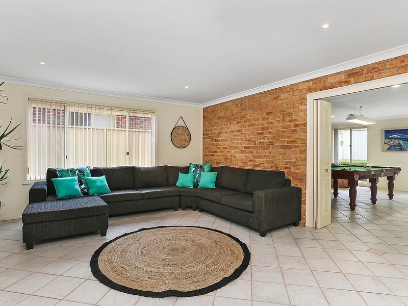 18 Oceanside Drive, Caves Beach NSW 2281