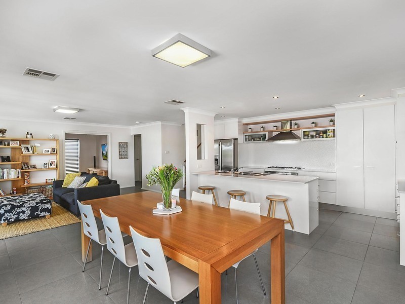2 Clarkstone Avenue, Cameron Park NSW 2285