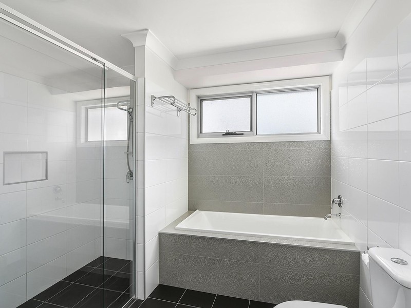 2 Clarkstone Avenue, Cameron Park NSW 2285