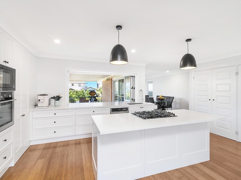 7 Sapphire Close, Caves Beach NSW 2281