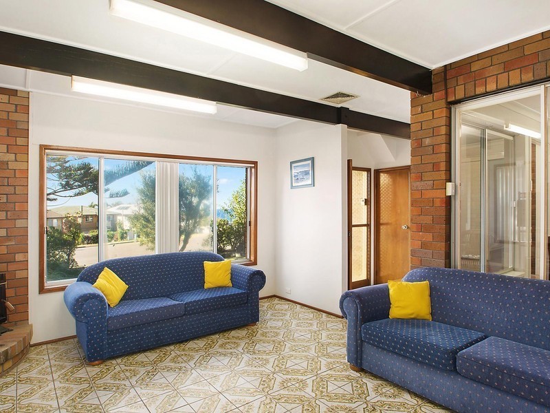 30 Park Avenue, Caves Beach NSW 2281