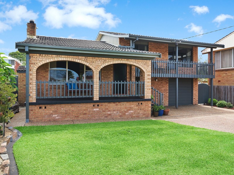 108 Caves Beach Road, Caves Beach NSW 2281