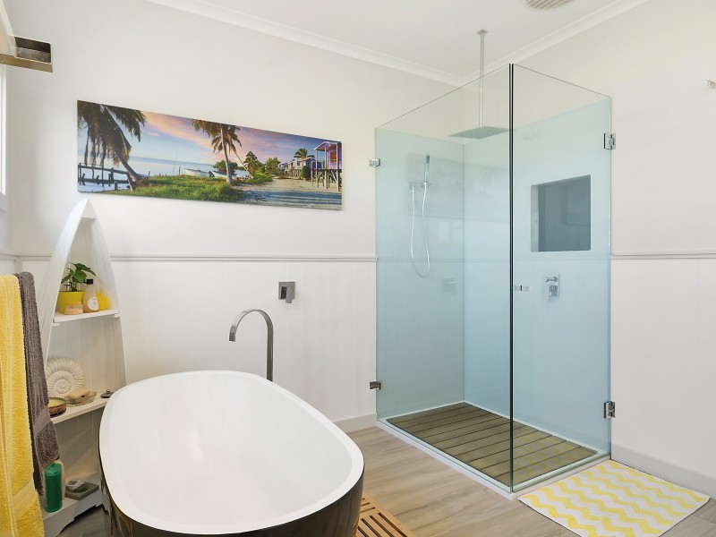 2 Scenic Drive, Caves Beach NSW 2281