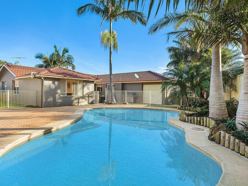 6 Caves Court, Caves Beach NSW 2281