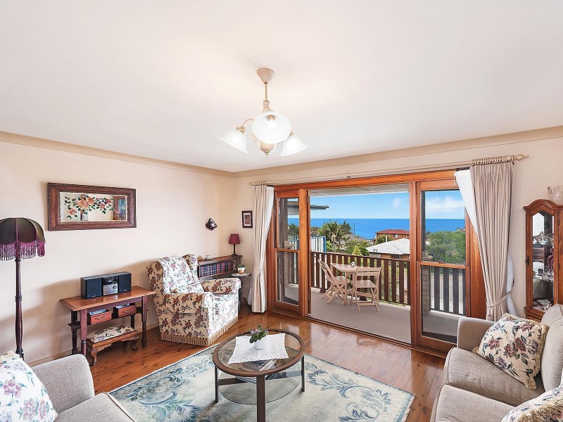 6 Barellan Street, Caves Beach NSW 2281