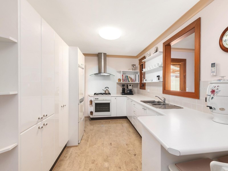 6 Barellan Street, Caves Beach NSW 2281