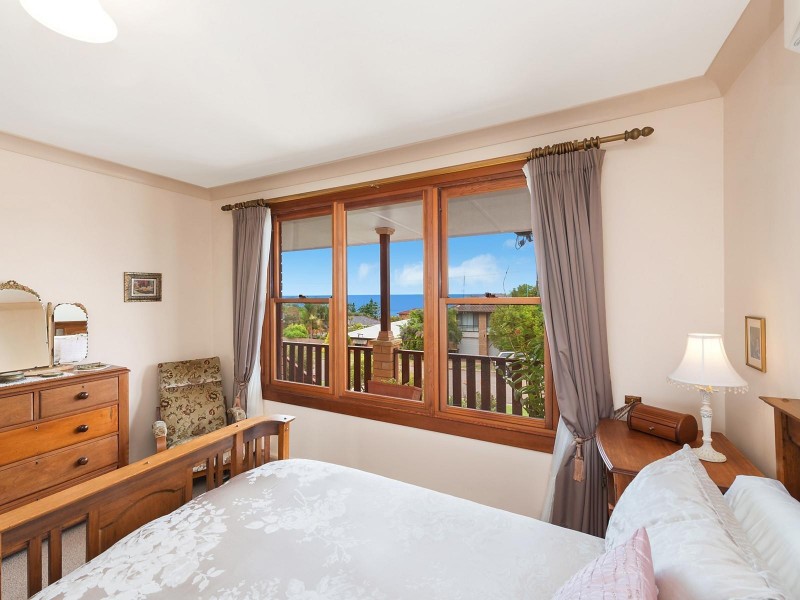 6 Barellan Street, Caves Beach NSW 2281