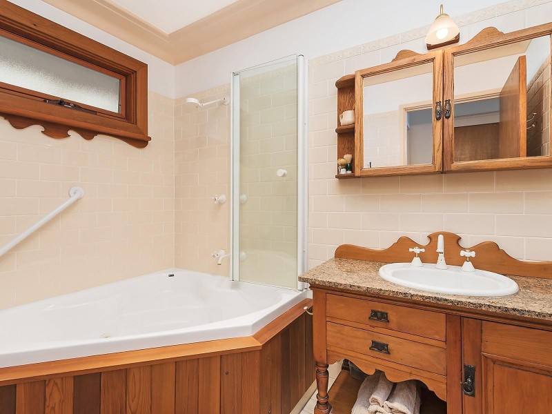 6 Barellan Street, Caves Beach NSW 2281