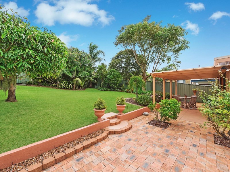 6 Barellan Street, Caves Beach NSW 2281