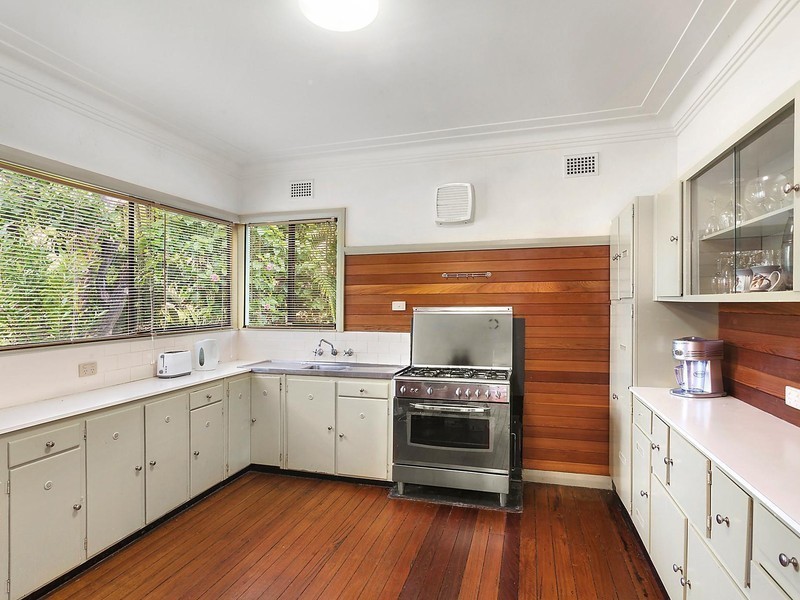 1 Kinarra Avenue, Wyoming NSW 2250