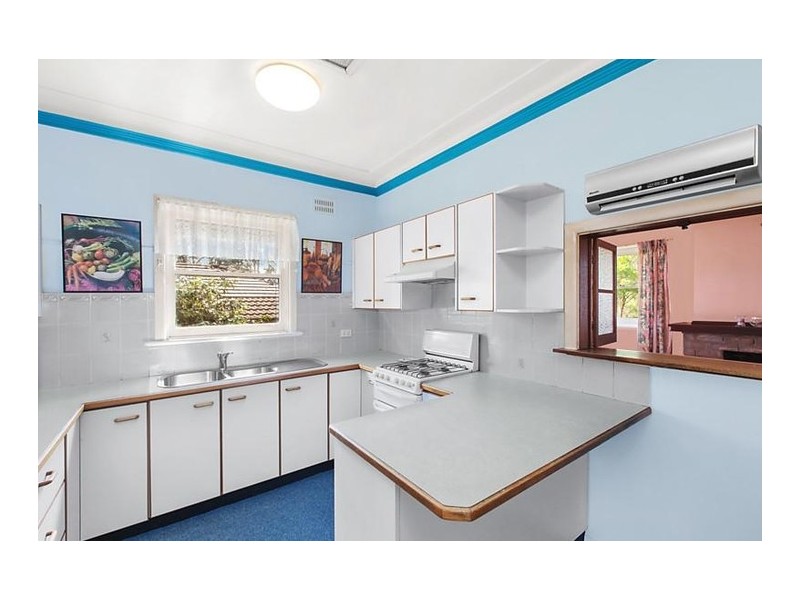 8 Kinarra Avenue, Wyoming NSW 2250