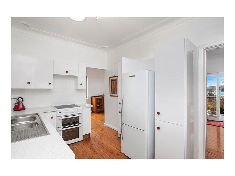 37 Nioka Avenue, Point Clare NSW 2250