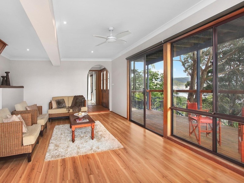 15 Fiona Street, Point Clare NSW 2250