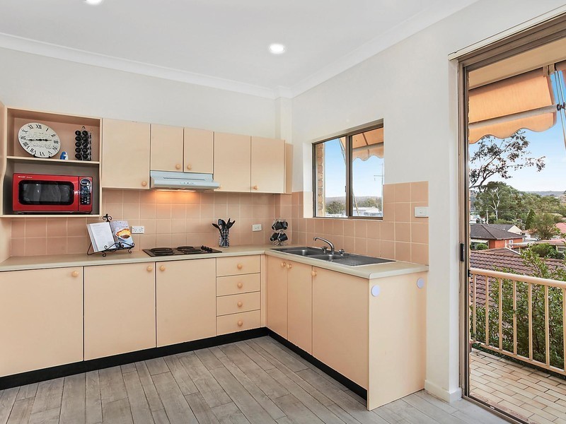 18/12 Kinarra Avenue, Wyoming NSW 2250