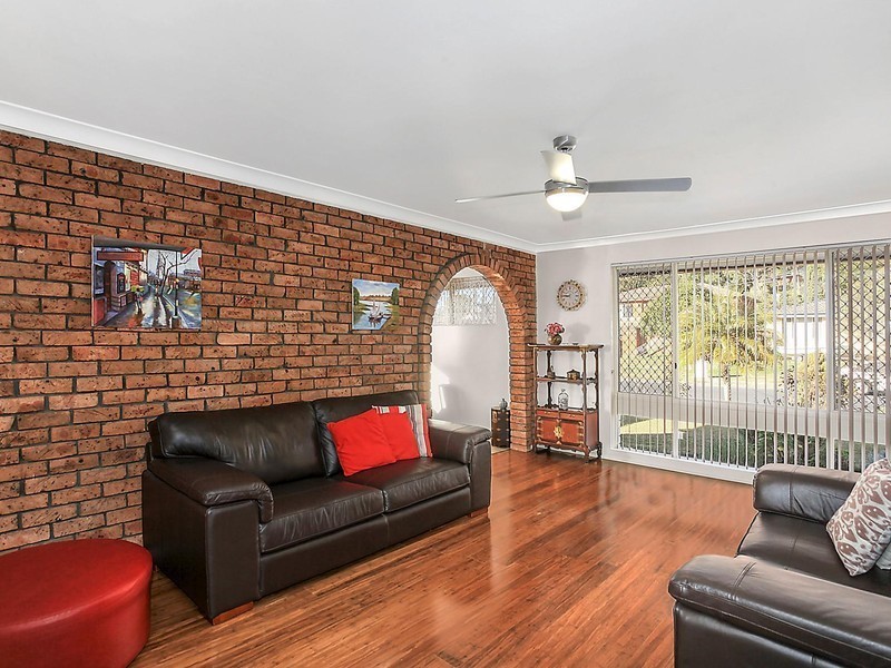 17 Blue Waters Parade, Tascott NSW 2250