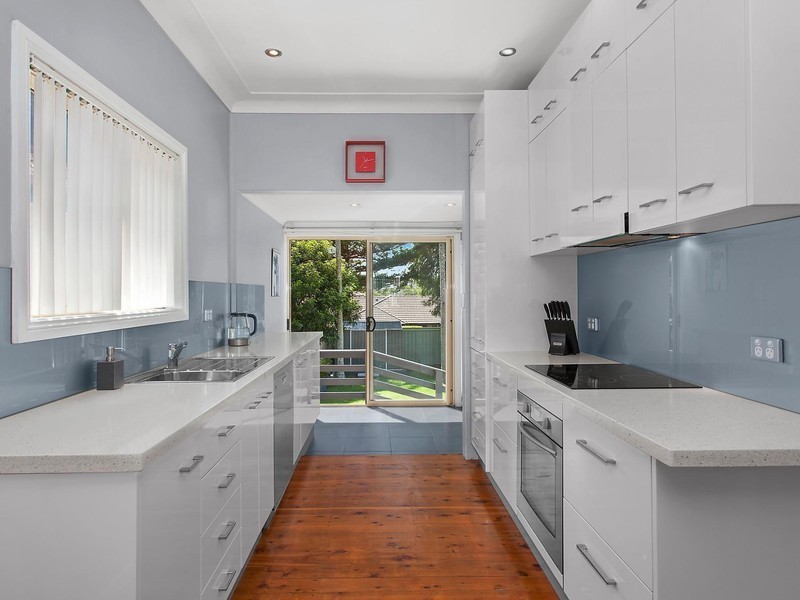 6 Nioka Avenue, Point Clare NSW 2250