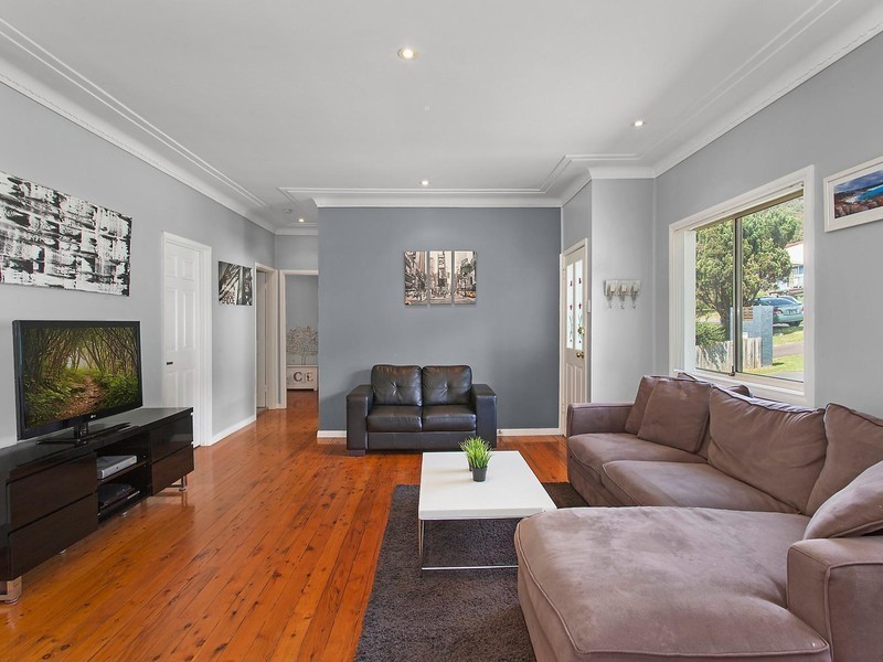 6 Nioka Avenue, Point Clare NSW 2250