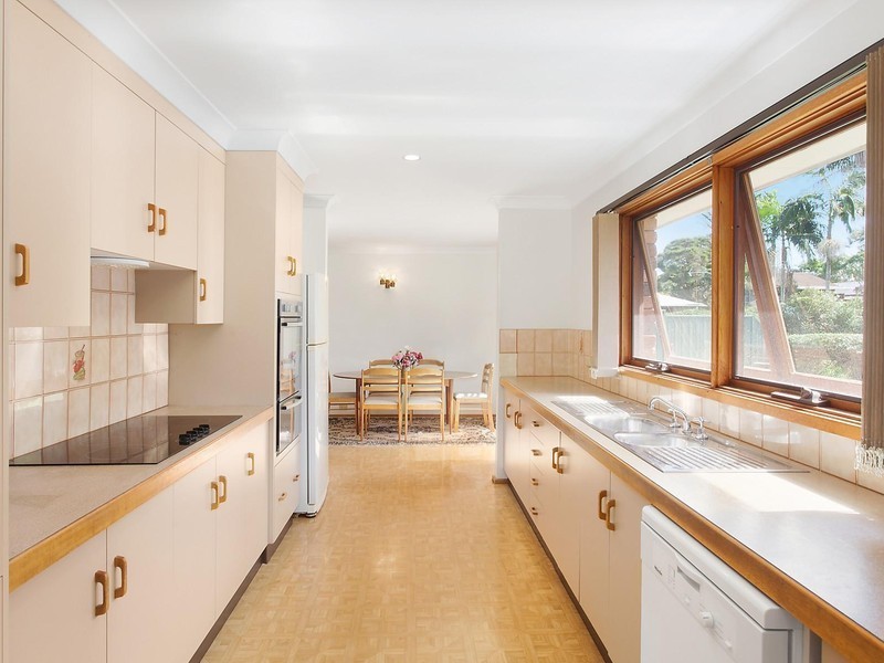 6 Clematis Place, Point Clare NSW 2250